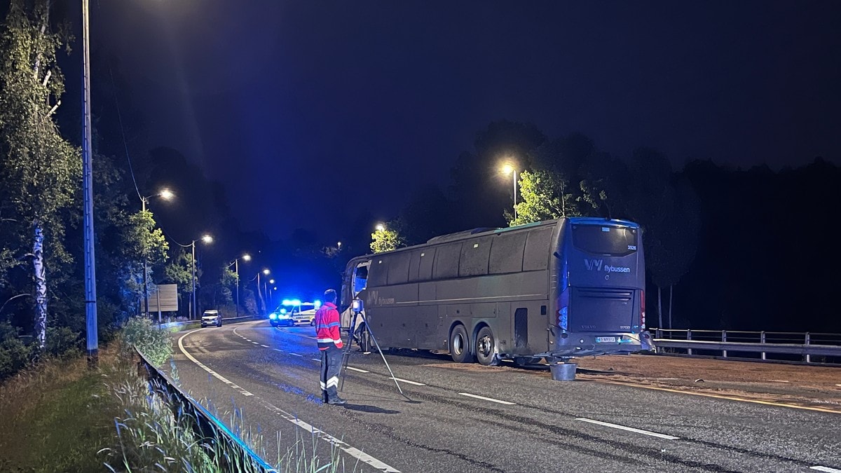Alvorlig kollisjon mellom buss og varebil i Moss: Kjøretøy brant
