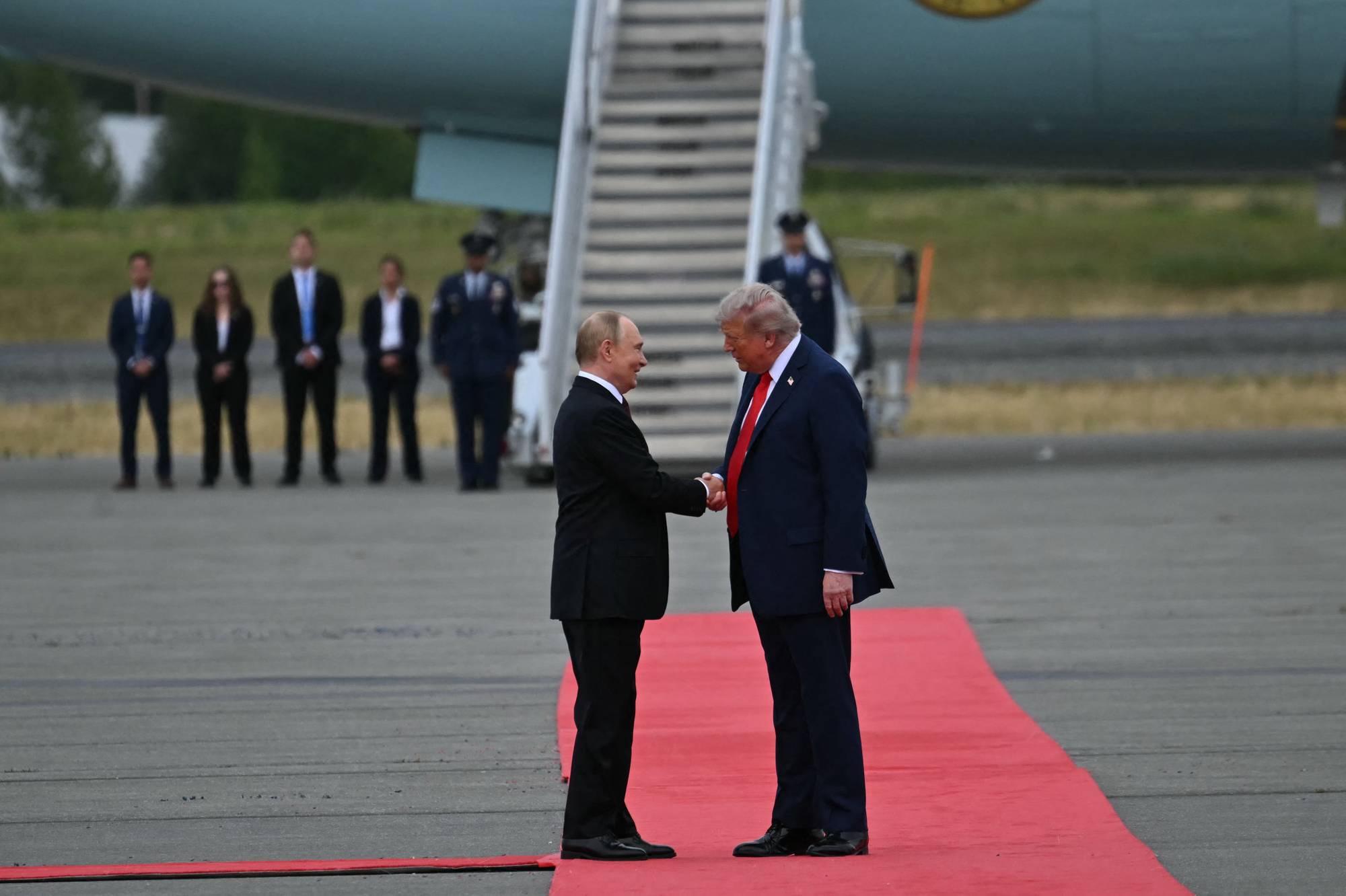 Putin og Trump i dress håndhilser