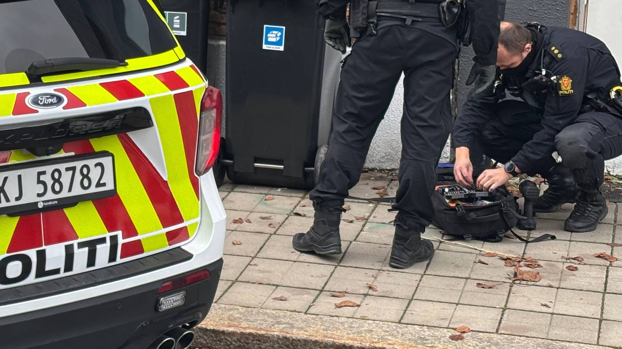En politimann på fortauet
