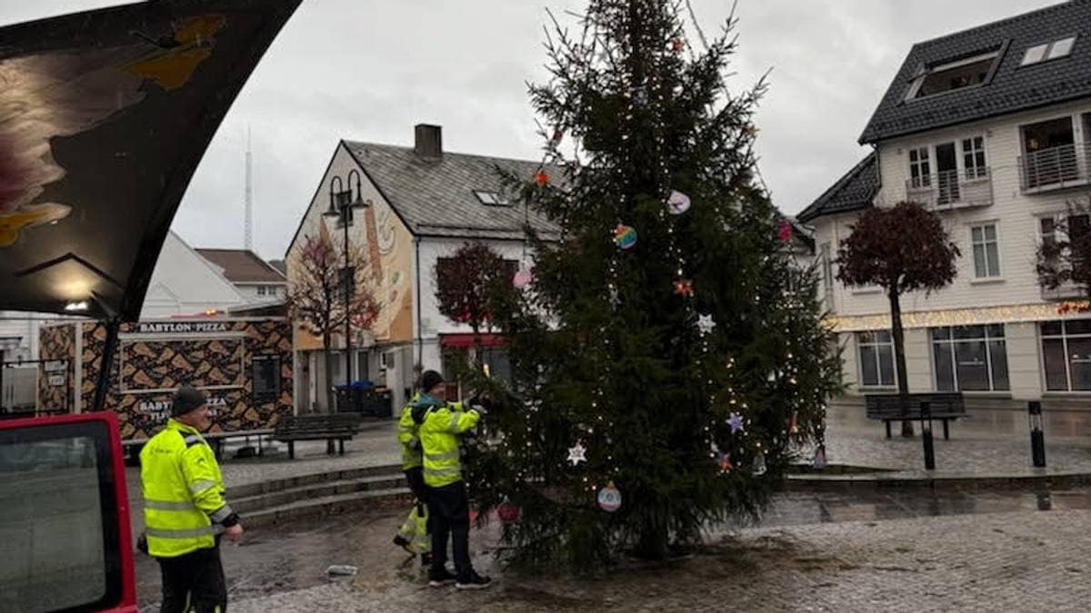 Juletreet er på plass igjen etter hærverk