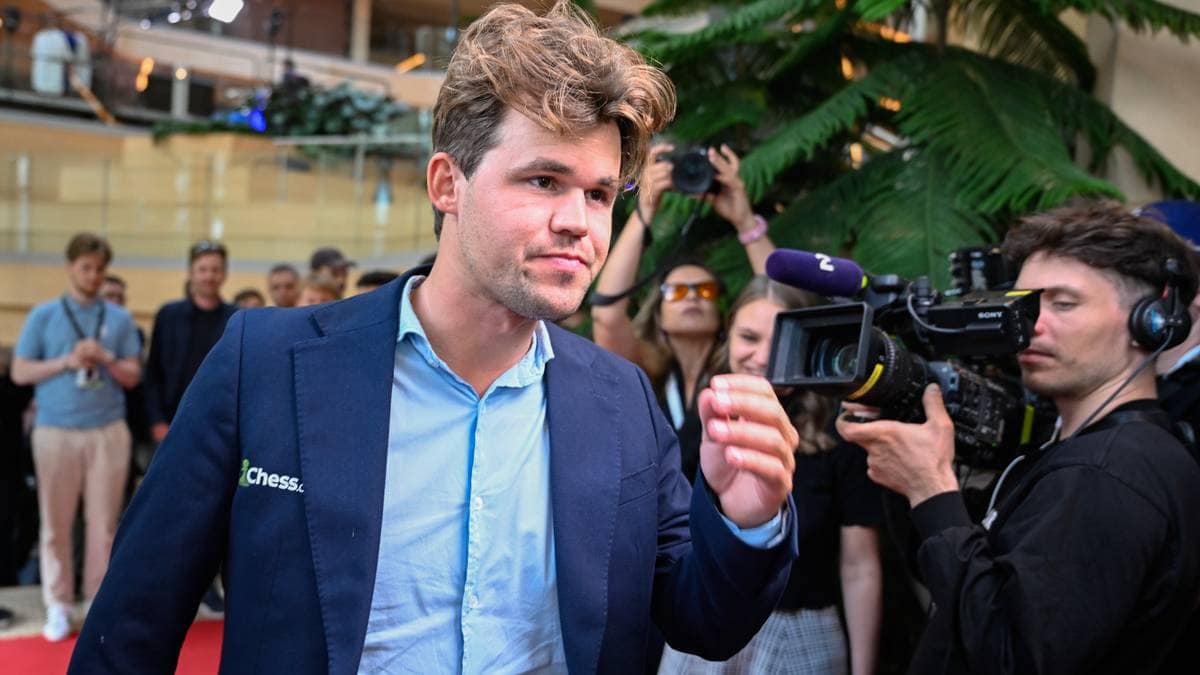 Carlsen nær fiasko - kom for sent til partiet