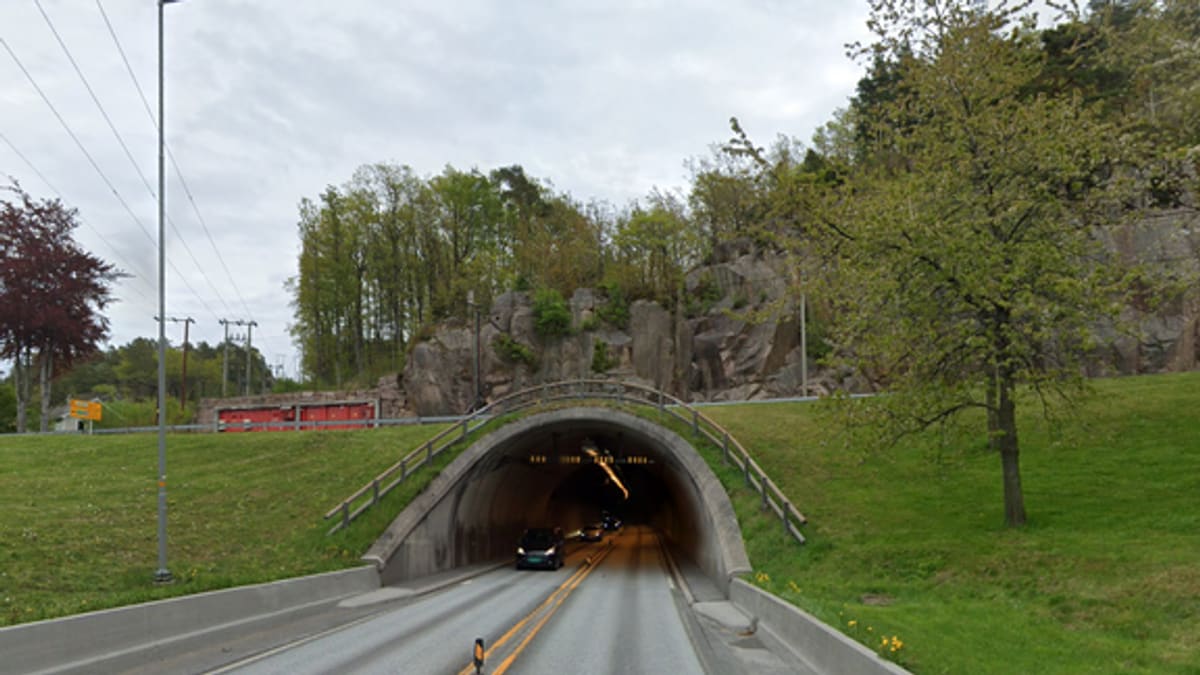 Trener på brann i tunnel