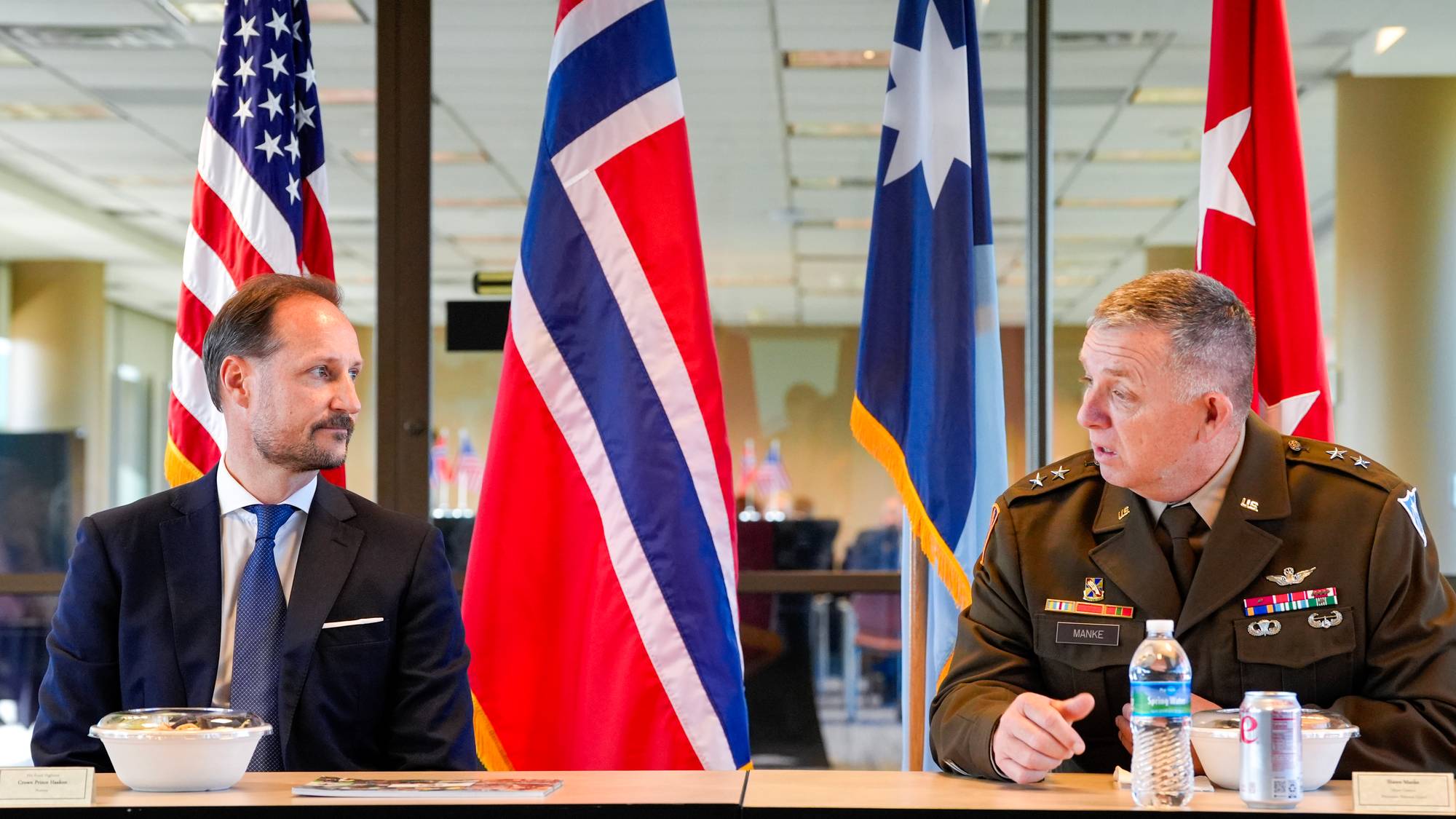 General Shawn Manke i samtale med kronprins Haakon