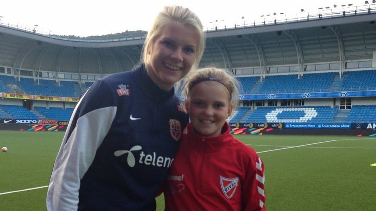 Signe (18) fekk gåve av Hegerberg – no kan ho erstatte sitt store idol
