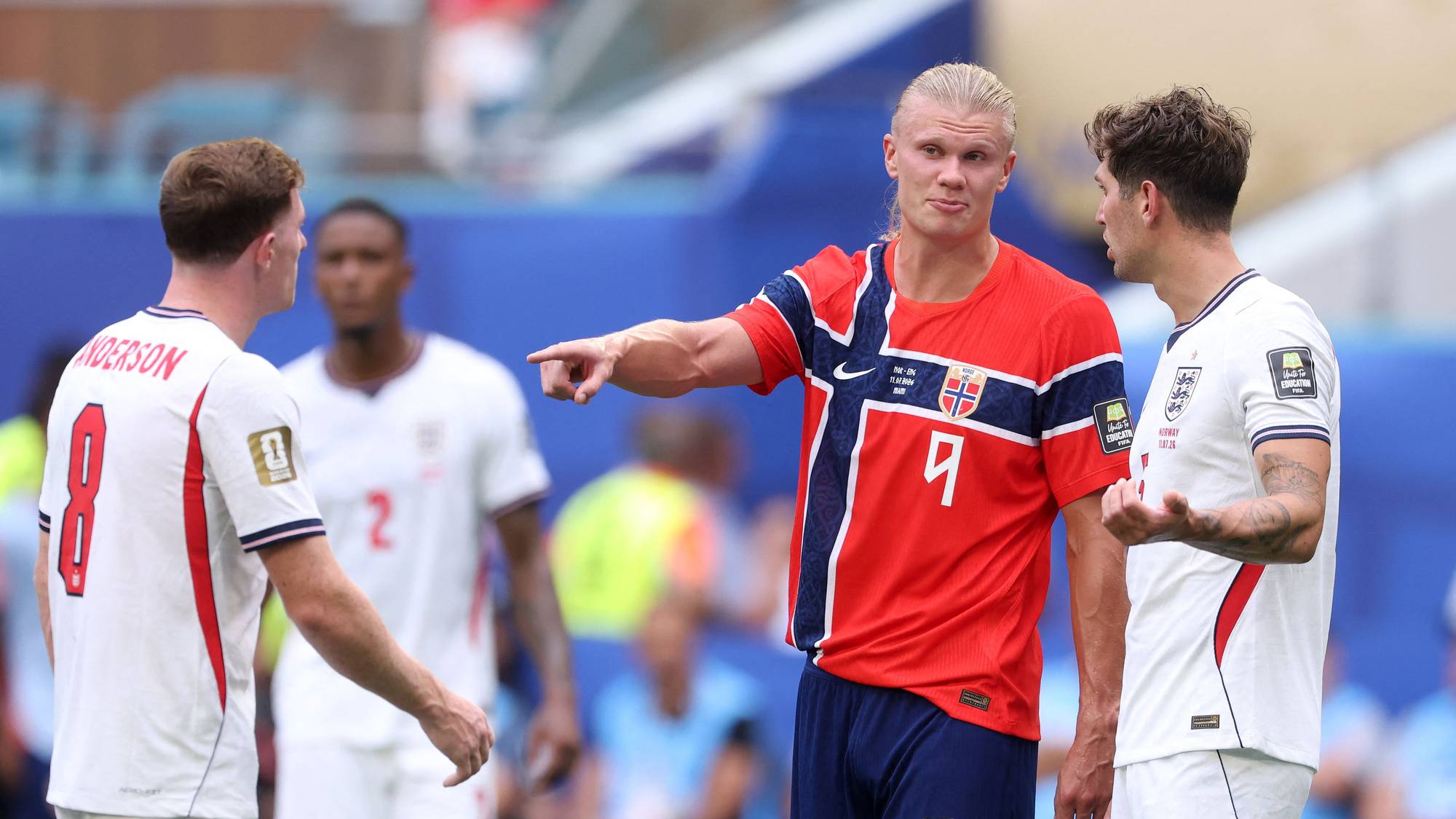 fotballspillere diskuterer