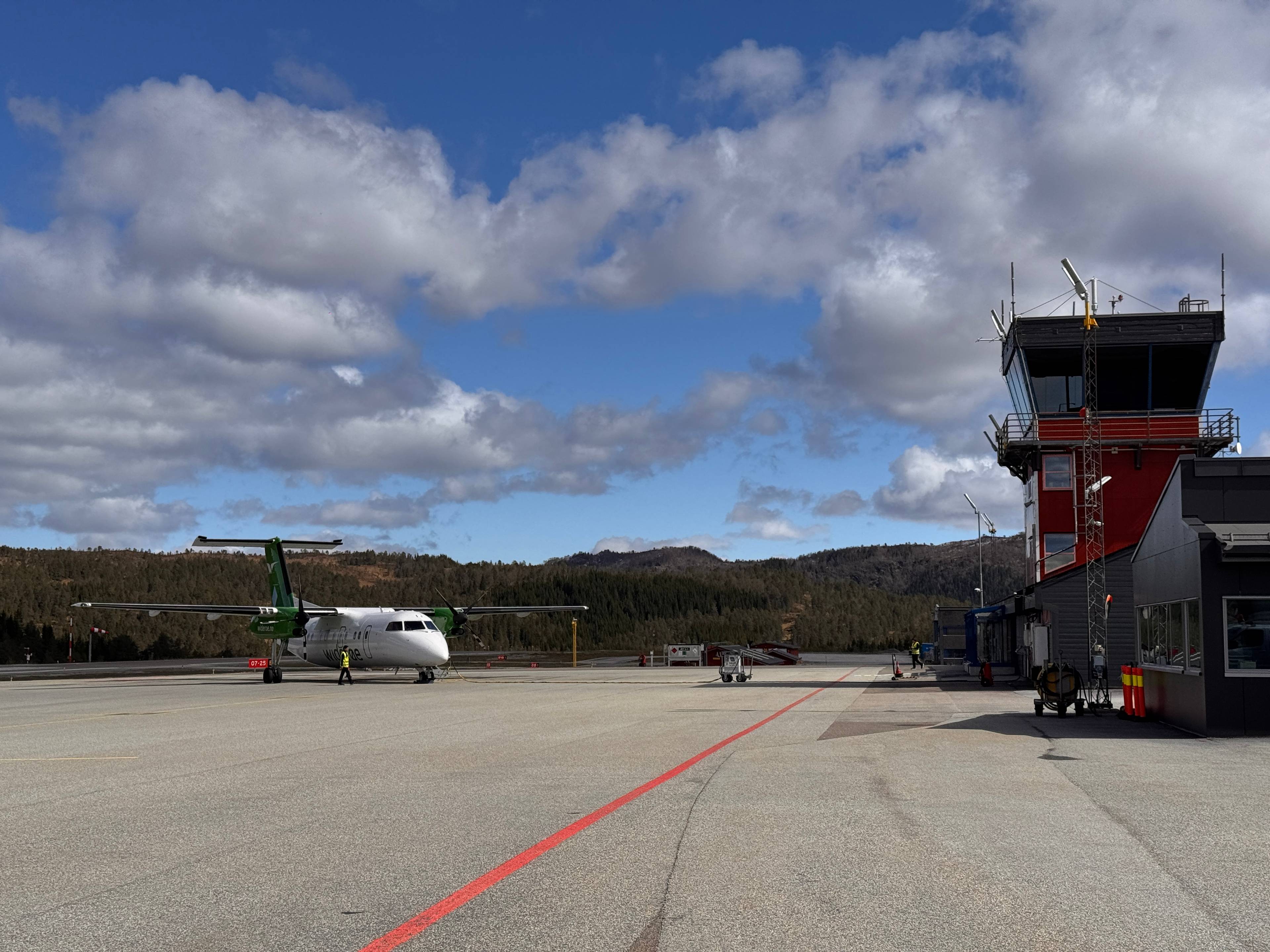 Samferdselsminister Jon-Ivar Nygård (Ap) forsvarar grepet med at ordninga må vere økonomisk berekraftig. Løyvingane til flyrutekjøp har stege frå 962 millionar kroner i 2023 til 2,5 milliardar i 2026.