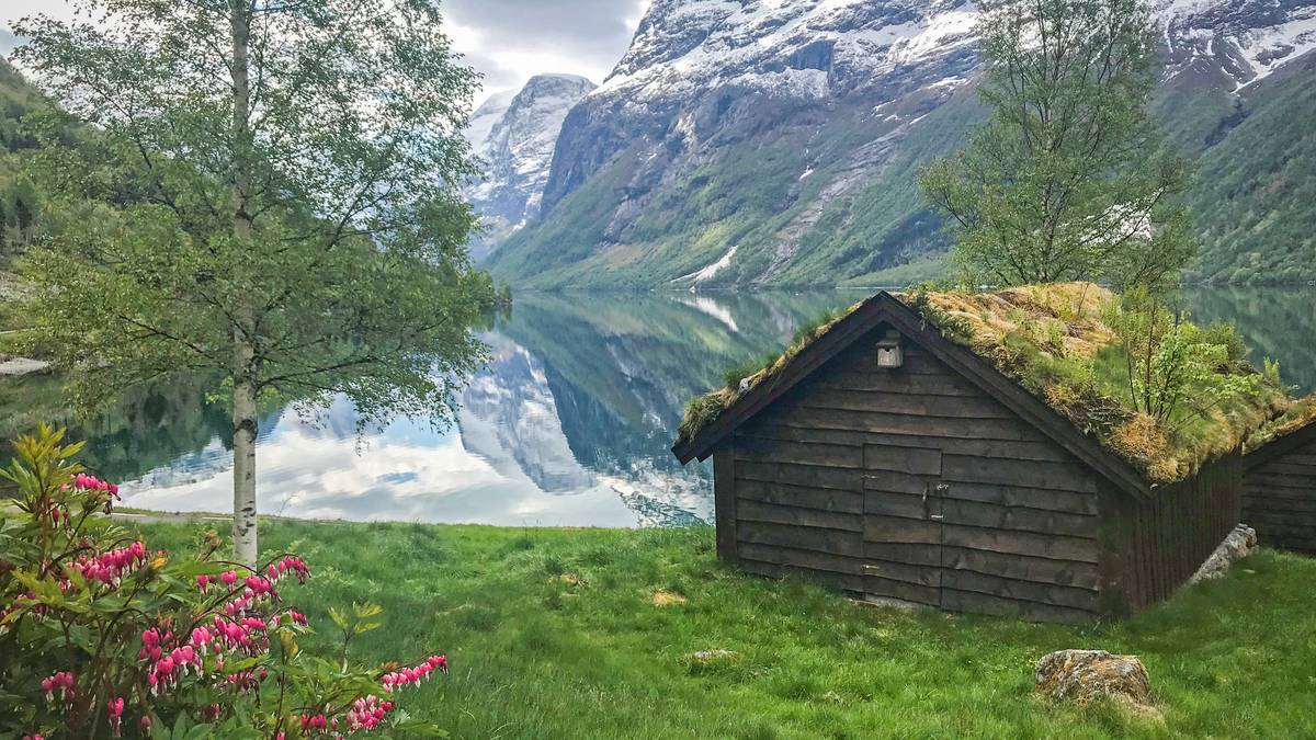 Louis (4) badar i elleve grader: Kaldare klima har ikkje skremt turistane