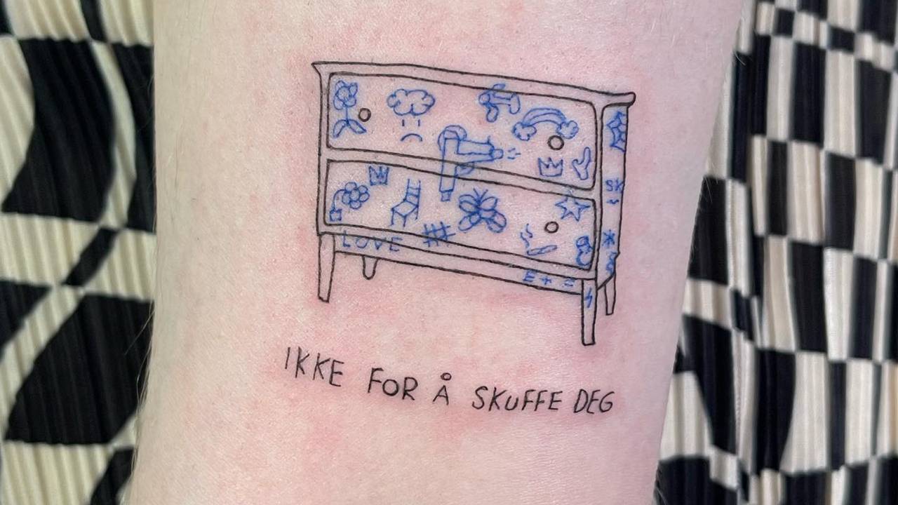 Tatovering tatt av Robin Pereira. En kommode med tegninger på seg med tekst under