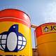 Jotun Store tanker i rødt og gult med den blå logoen til Jotun; en pingvin
