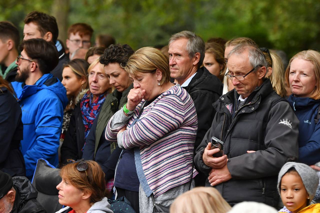 Migliaia di persone sono uscite nei parchi e nelle strade di Londra per seguire il funerale. 