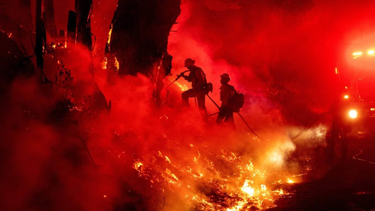 Brannvesenet forsøker å slukke en brann i Santa Paula i California i november 2019.