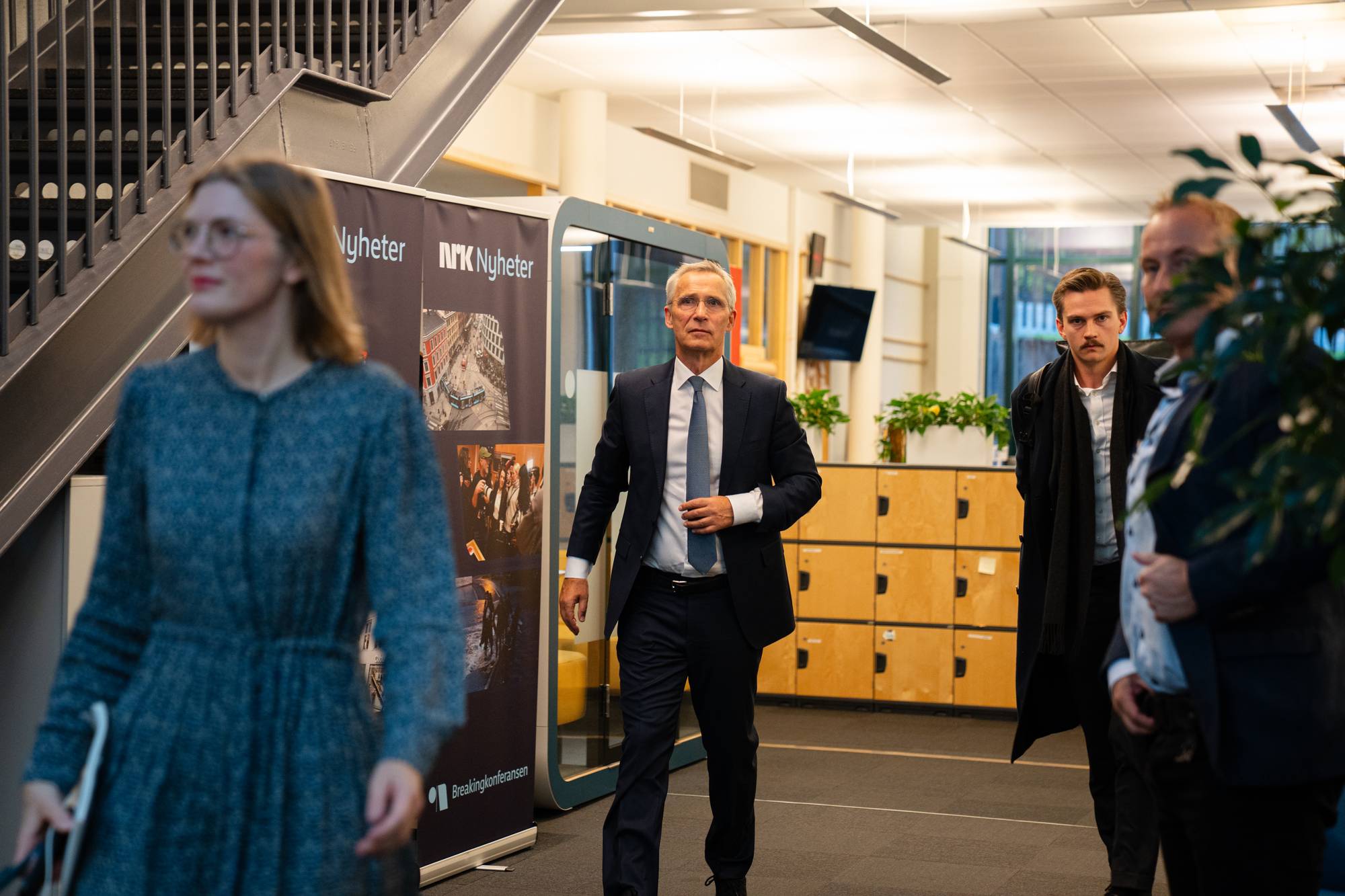 Jens Stoltenberg og Marie Sneve Martinussen snakket sammen i et lite møterom. 