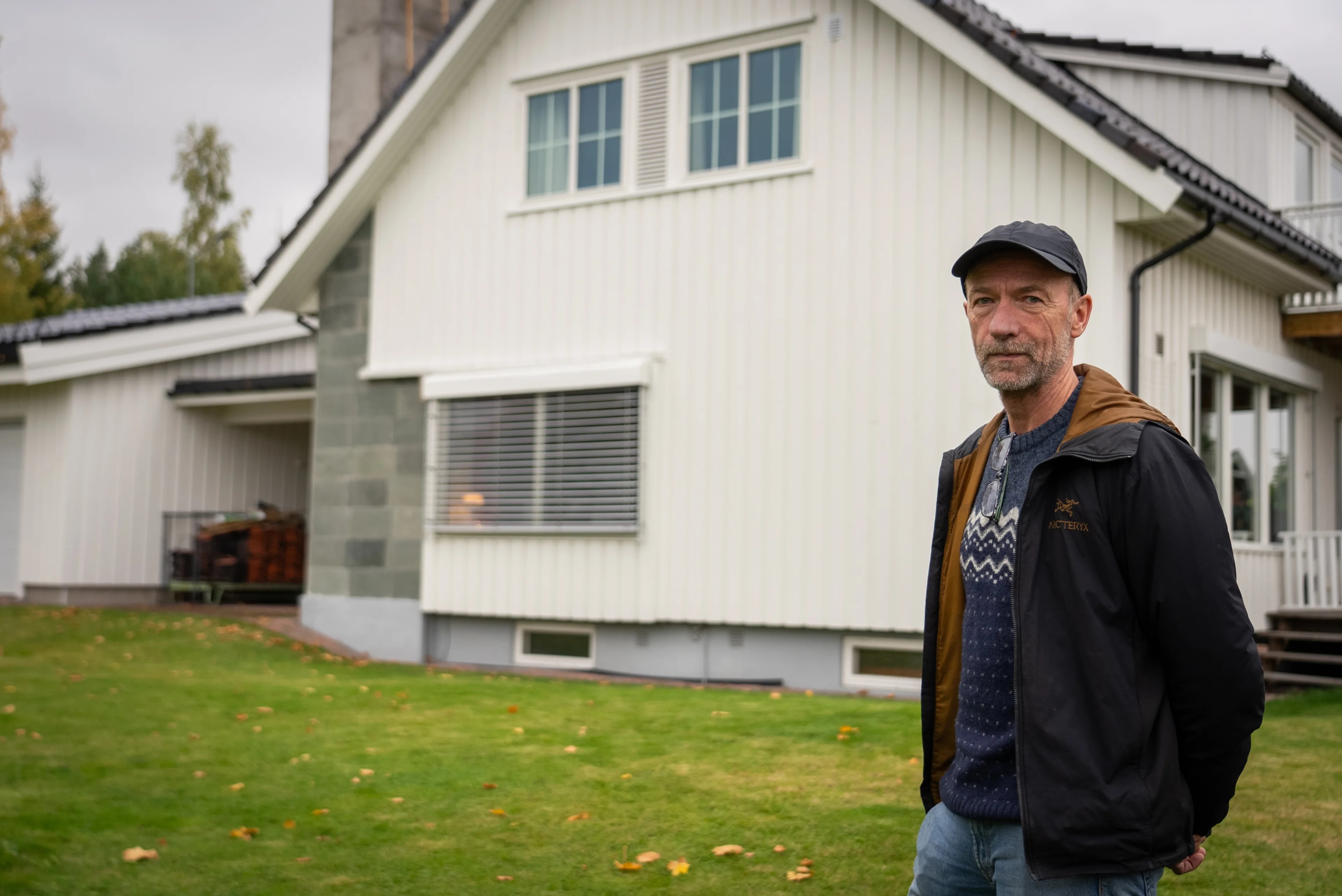 Petter Voss foran villaen slik den ser ut i dag