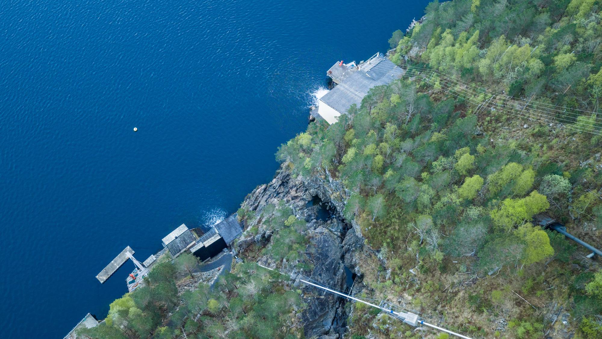 Fausa kraftverk er eigd av Tussa Kraft. Vatnet kjem frå Nysætervatnet som no er kraftig nedtappa. Dronebilde.