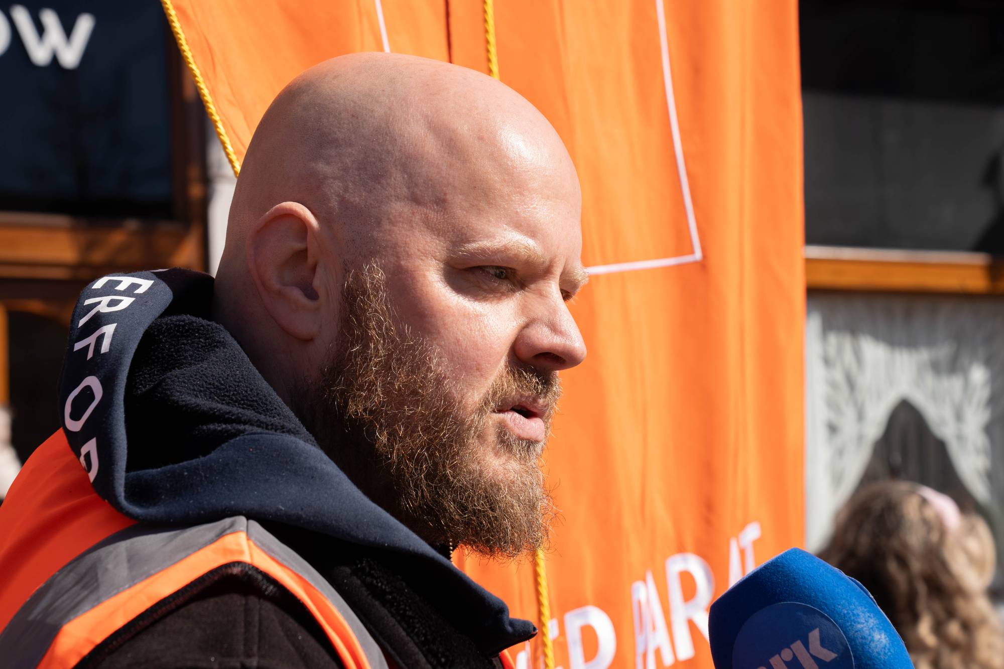 En mann svarer i mikrofonen