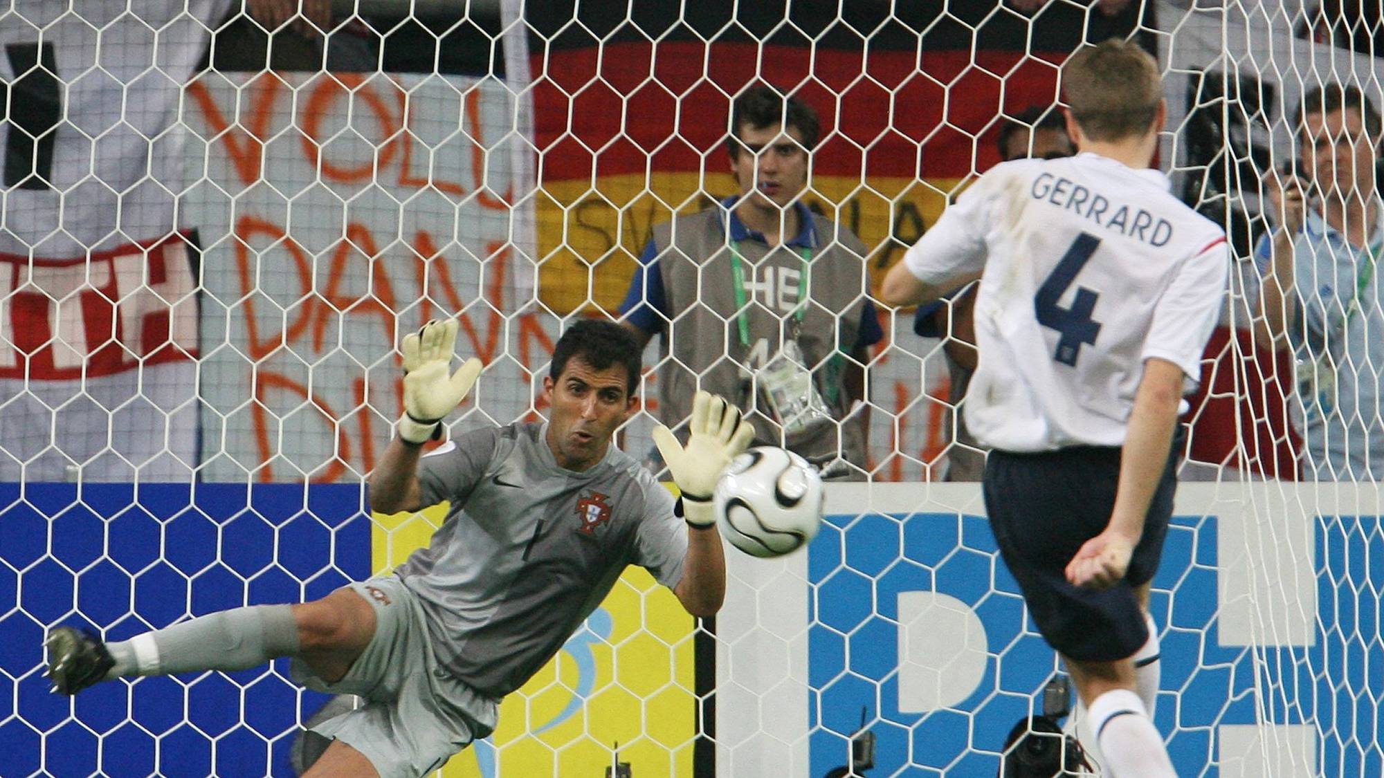 Fotballkeeper redder skudd fra Steven Gerrard under en straffekonkurranse. (Bildebeskrivelsen er laget av en KI-tjeneste)