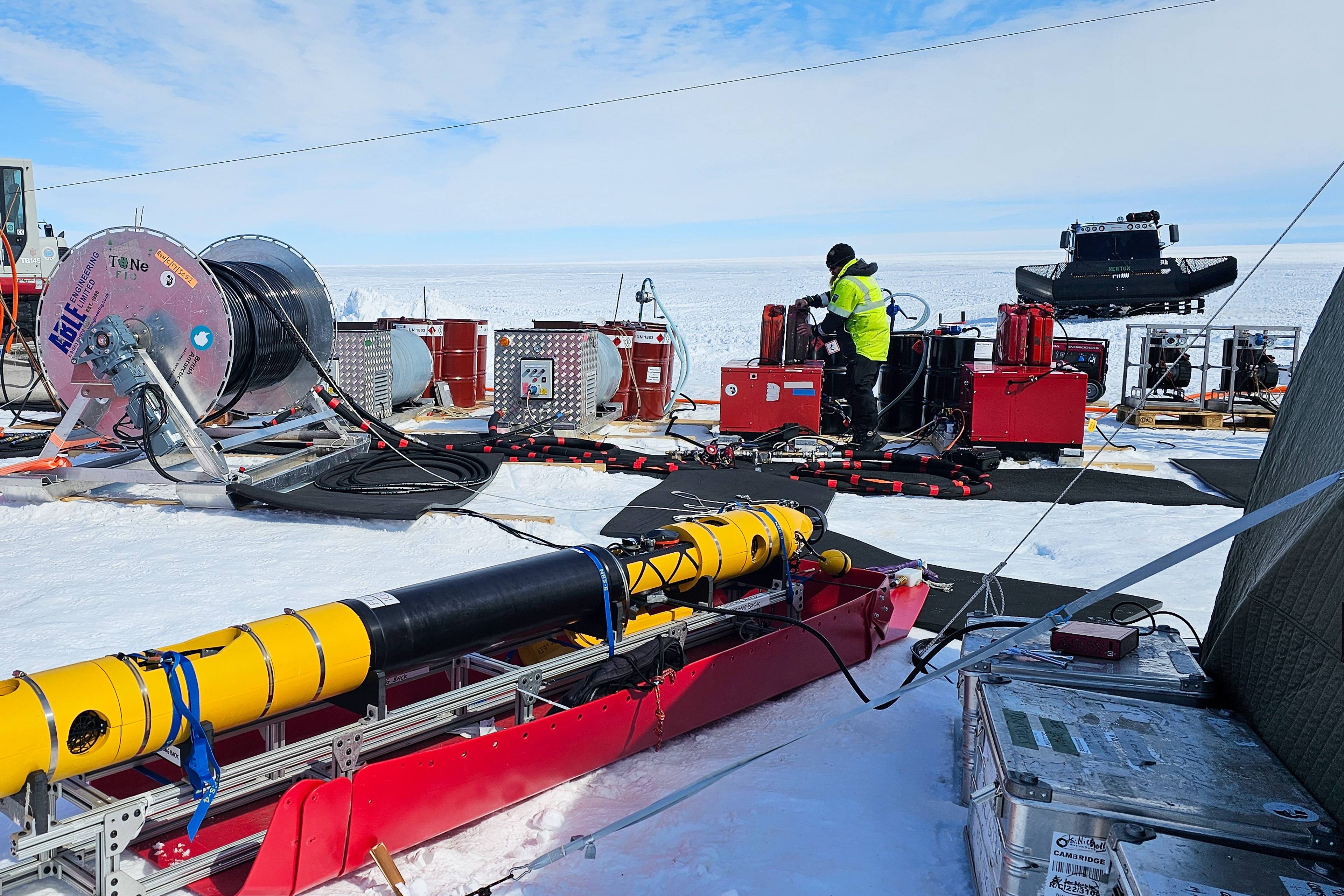 Eit internasjonalt forskarteam frå Norsk Polarinstitutt, British Antarctic Survey og Cornell University i arbeid på Fimbulisen, den største isbremmen i det norske området Dronning Maud Land.