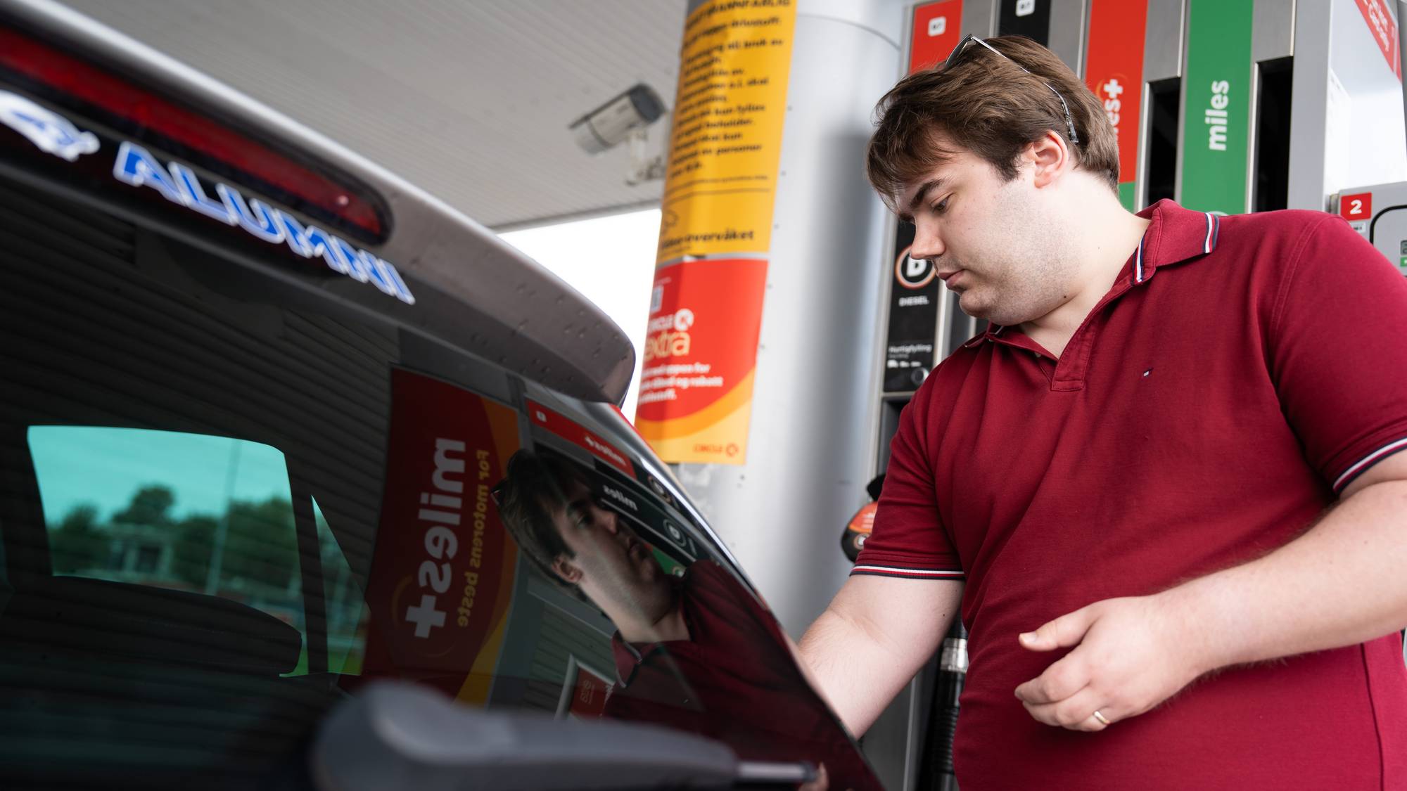 Nicklas Phillips, kunde hos Circle K på Forus. Står foran pumpa.