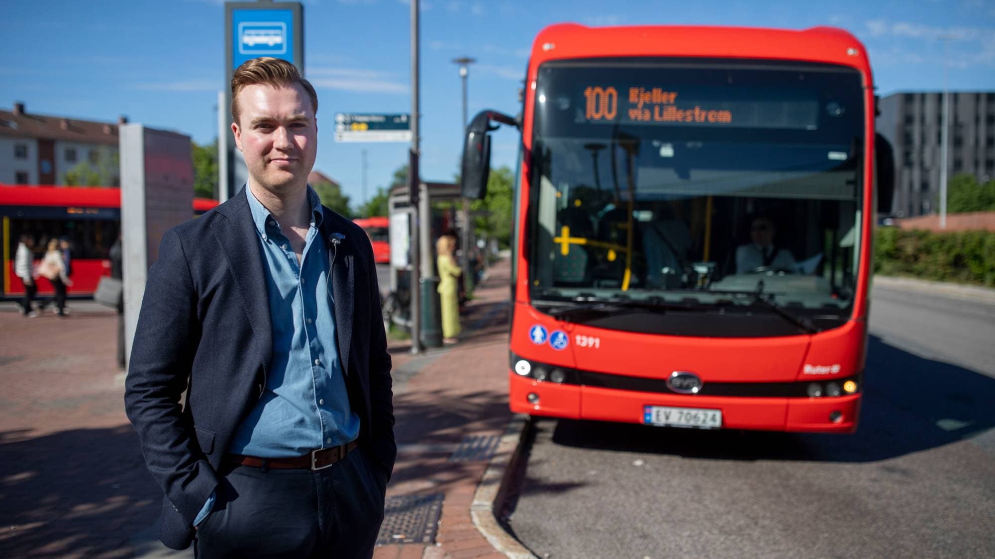 Håkon Snortheim står ved buss