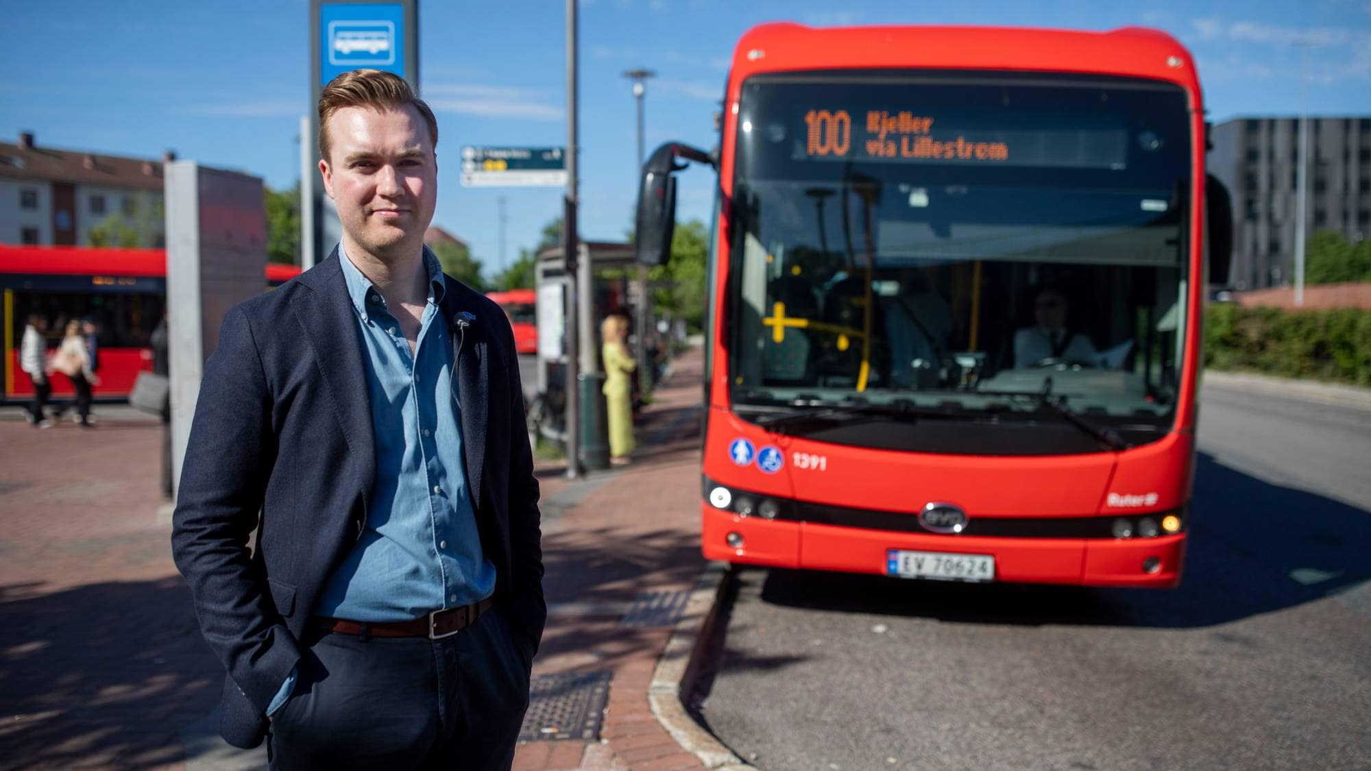 Håkon Snortheim står ved buss