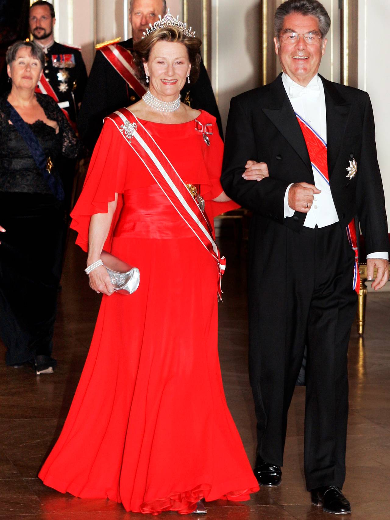 Dronning Sonja rød kjole