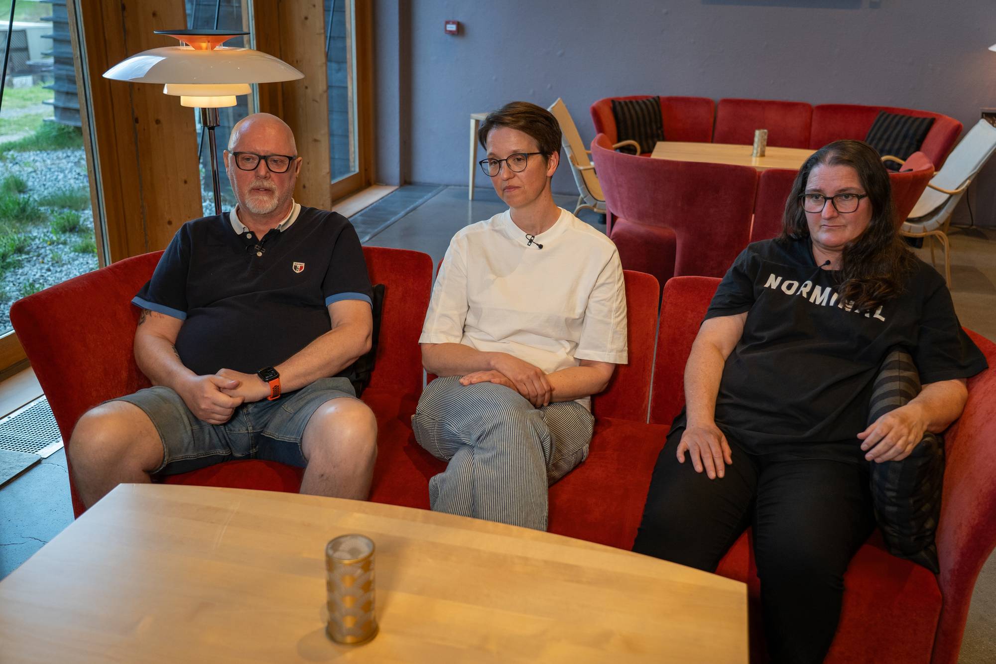 Tre foreldre sitter i en sofa