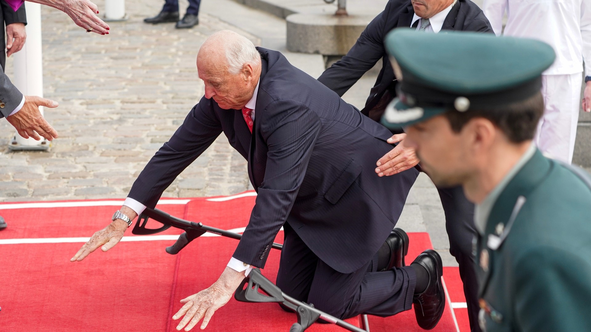 Kongen snublet på rød løper under statsbesøk i Danmark – NRK Norge ...