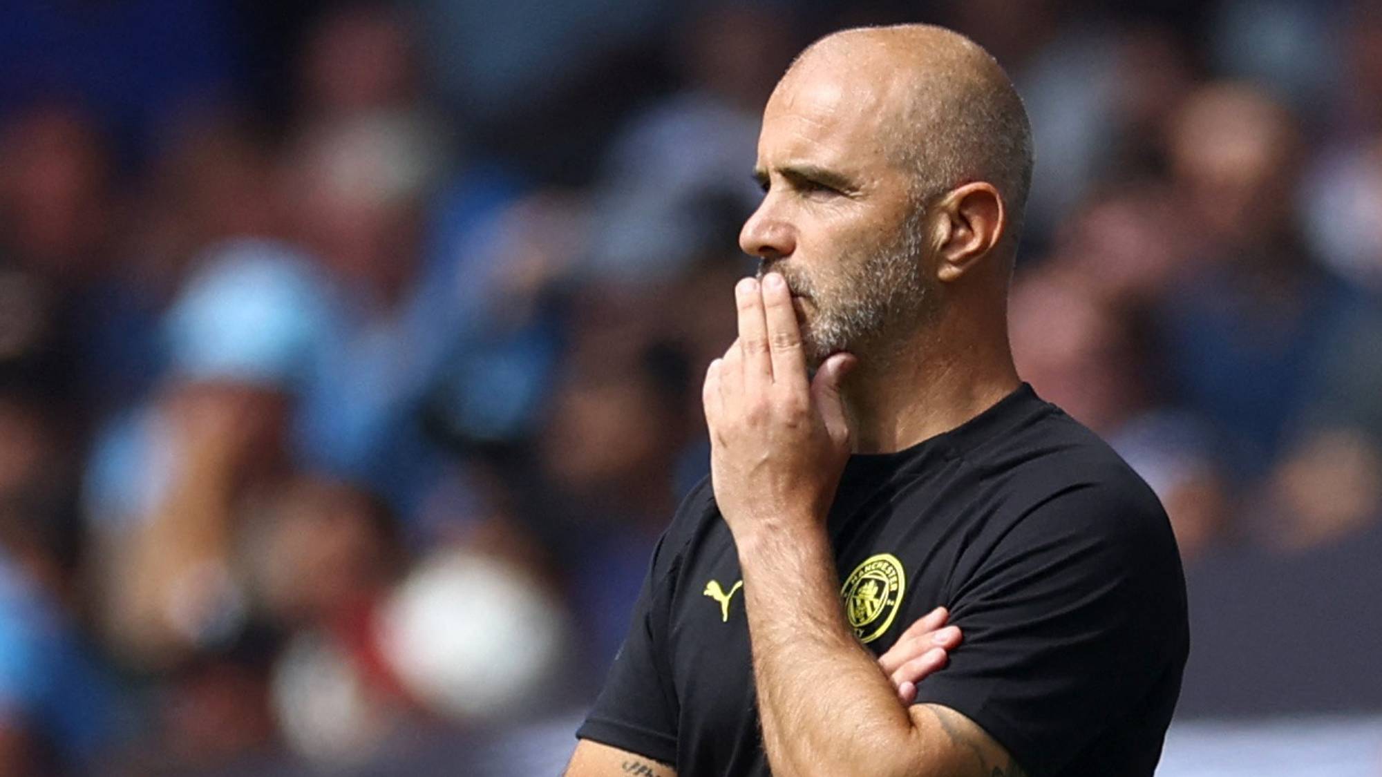 Fotballtrener Pep Guardiola står på sidelinjen med hånden foran munnen under en kamp. (Bildebeskrivelsen er laget av en KI-tjeneste)