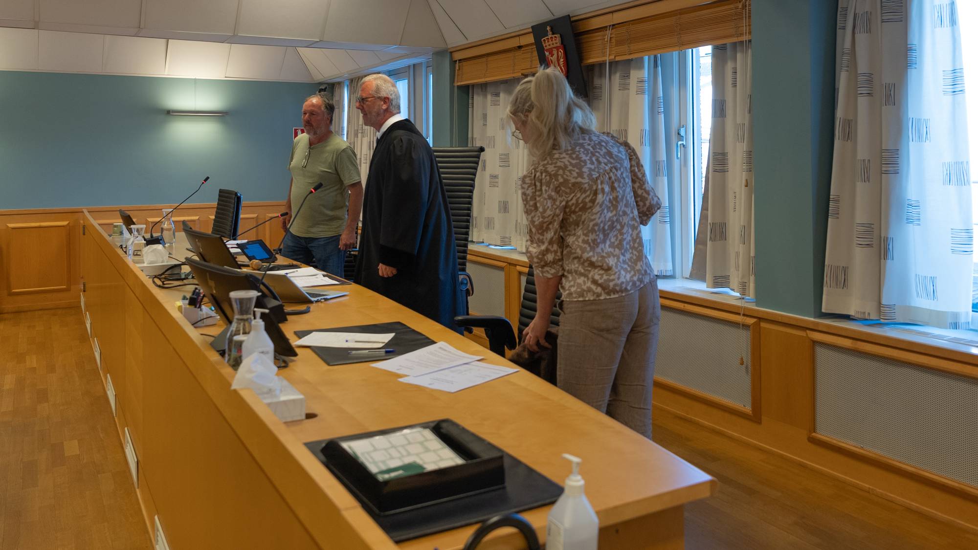 Aktor, poitiadvokat Hege Finsveen halvnært portrett inne i retssal, Retten settes.