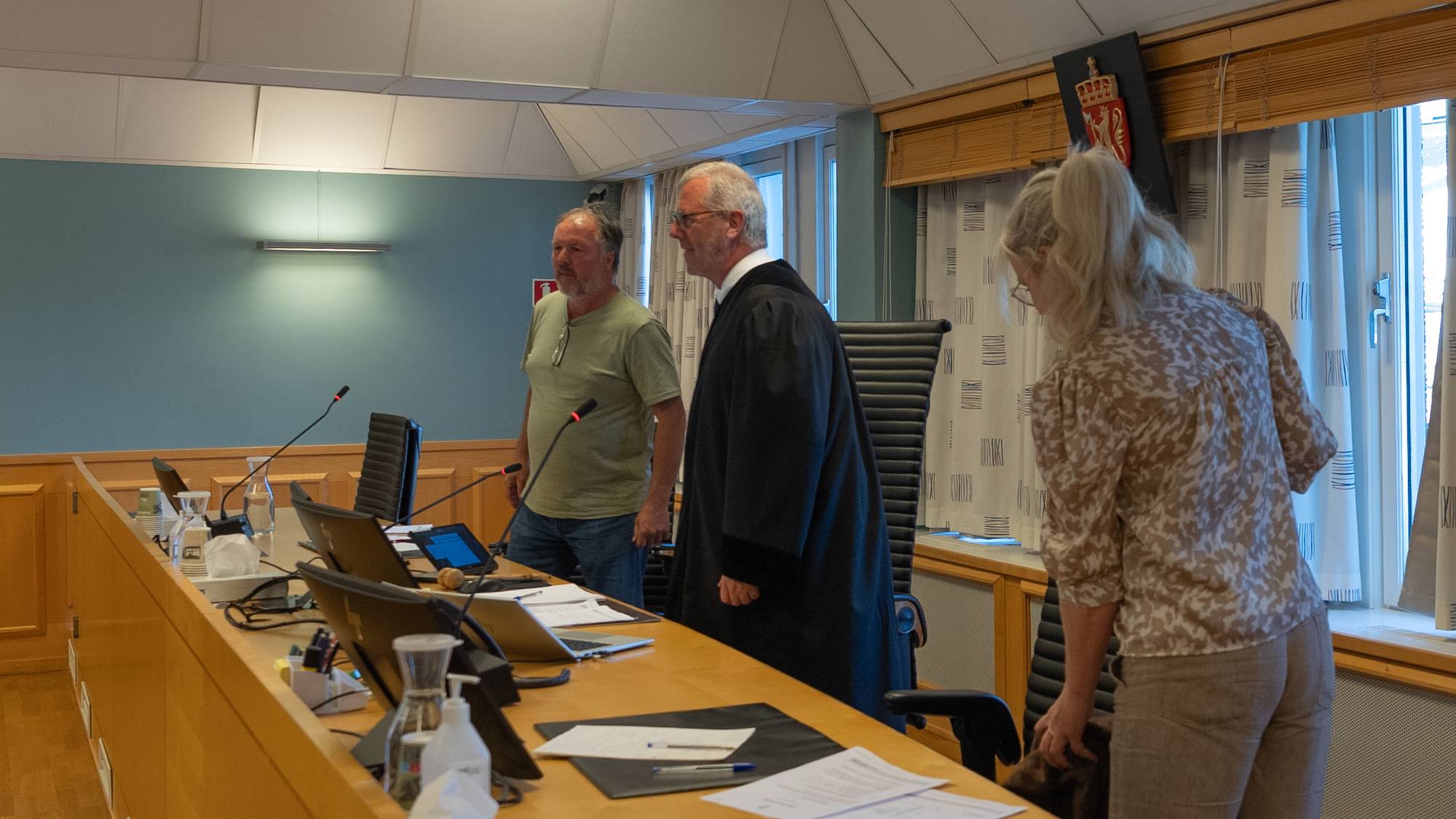 Aktor, poitiadvokat Hege Finsveen halvnært portrett inne i retssal, Retten settes.