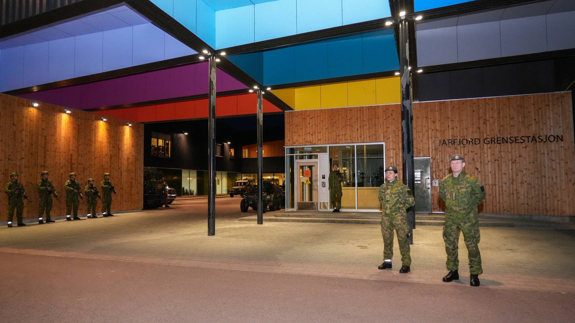 Soldater ved Jarfjord grensestasjon står klar til å ta imot kong Haakon.