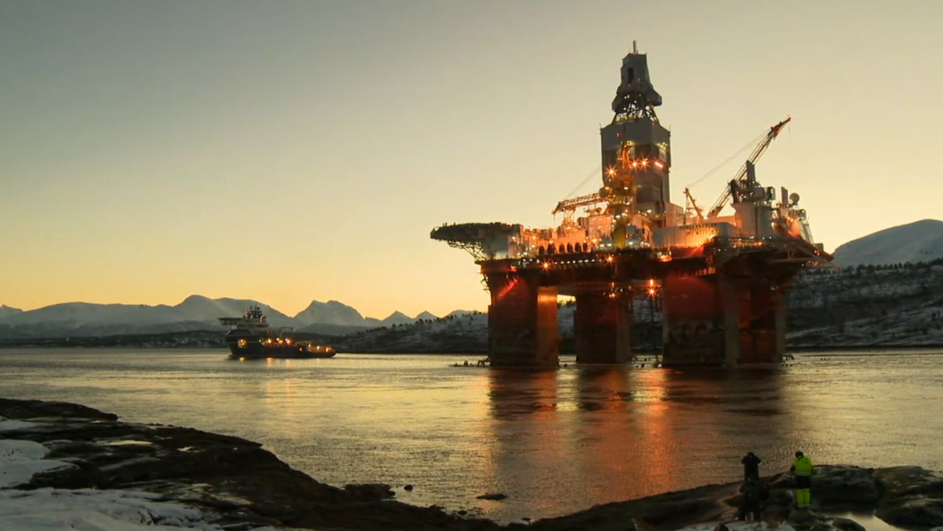 Her passerer den store oljeriggen trange Rystraumen – NRK Troms og Finnmark