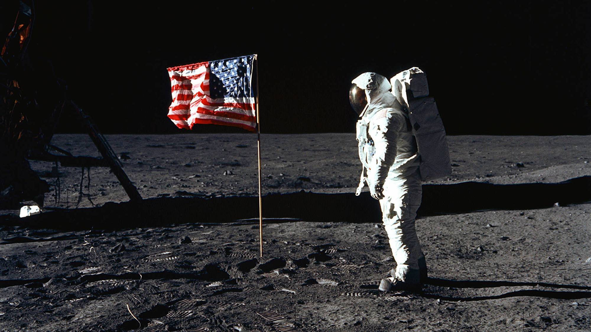 Buzz Aldrin på månen med det amerikanske flagget