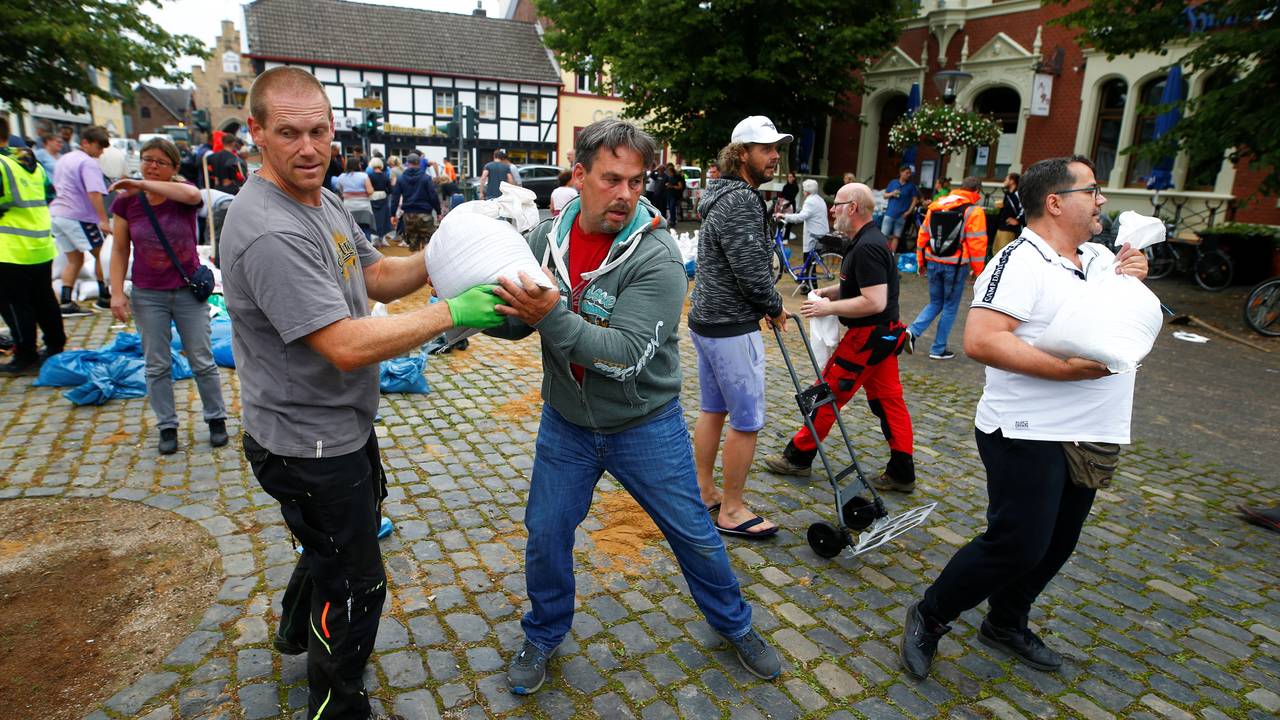 Folk i Erftstadt hjelper til med oppryddingen.