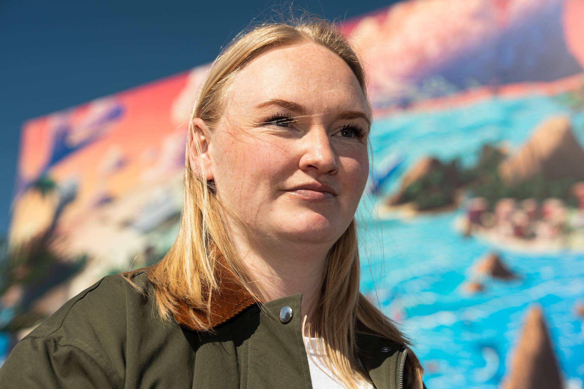 Blond kvinne ute i sol