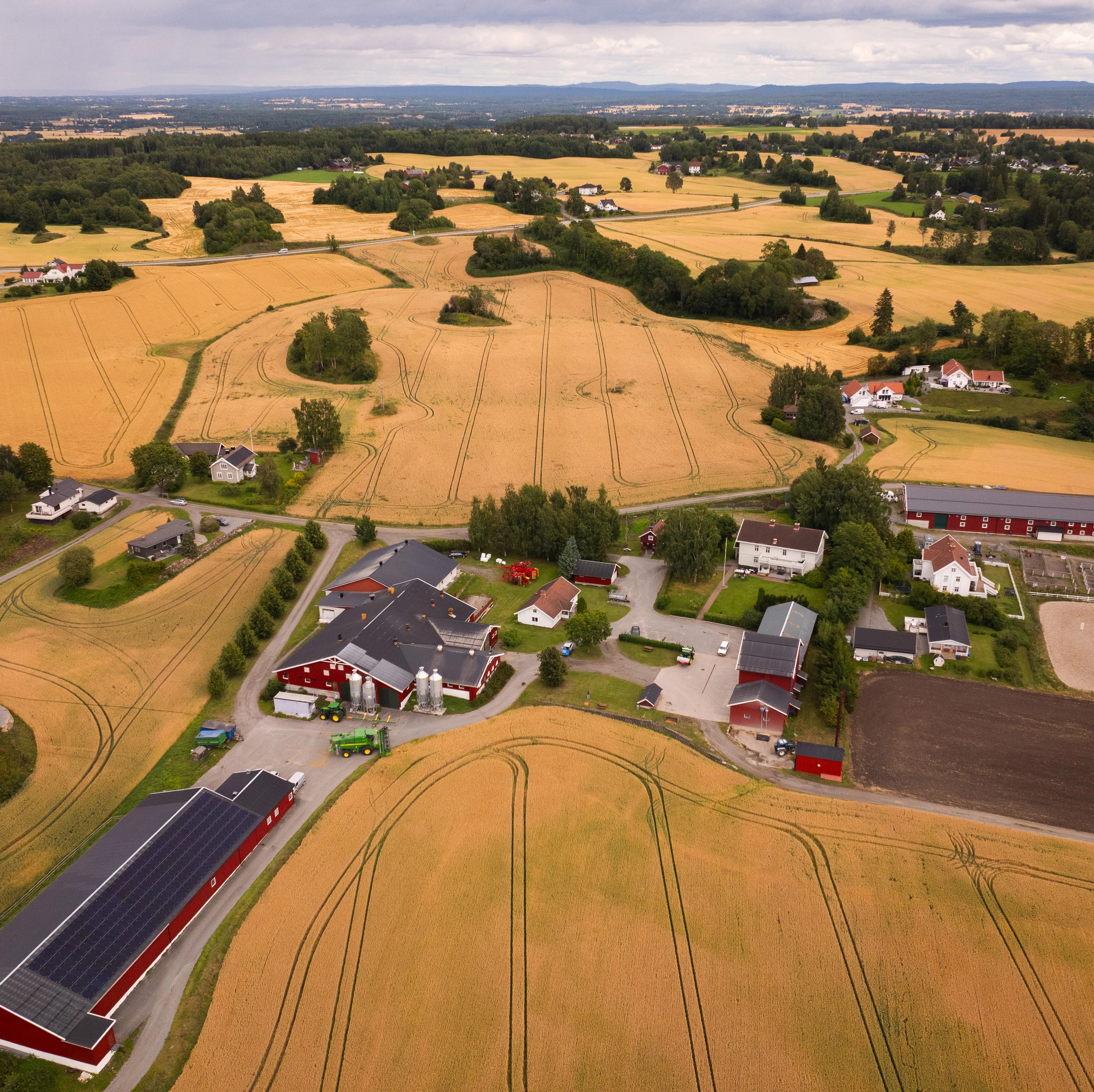 Dronebilde av Gaustad gård på Stange.