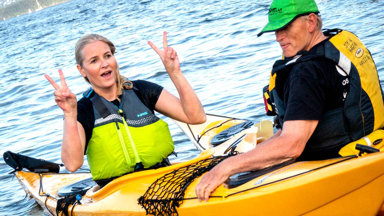 Kronprinsesse Mette-Marit padler i kajakk i Oslofjorden