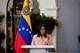 Leonardo Fernandez Viloria / Reuters / NTB En kvinne står ved en talerstol under en pressekonferanse. Bakgrunnen viser et Venezuelansk flagg, og det er grønne planter på siden. Kvinnen peker med hånden mens hun snakker, iført en lys pink blazer.