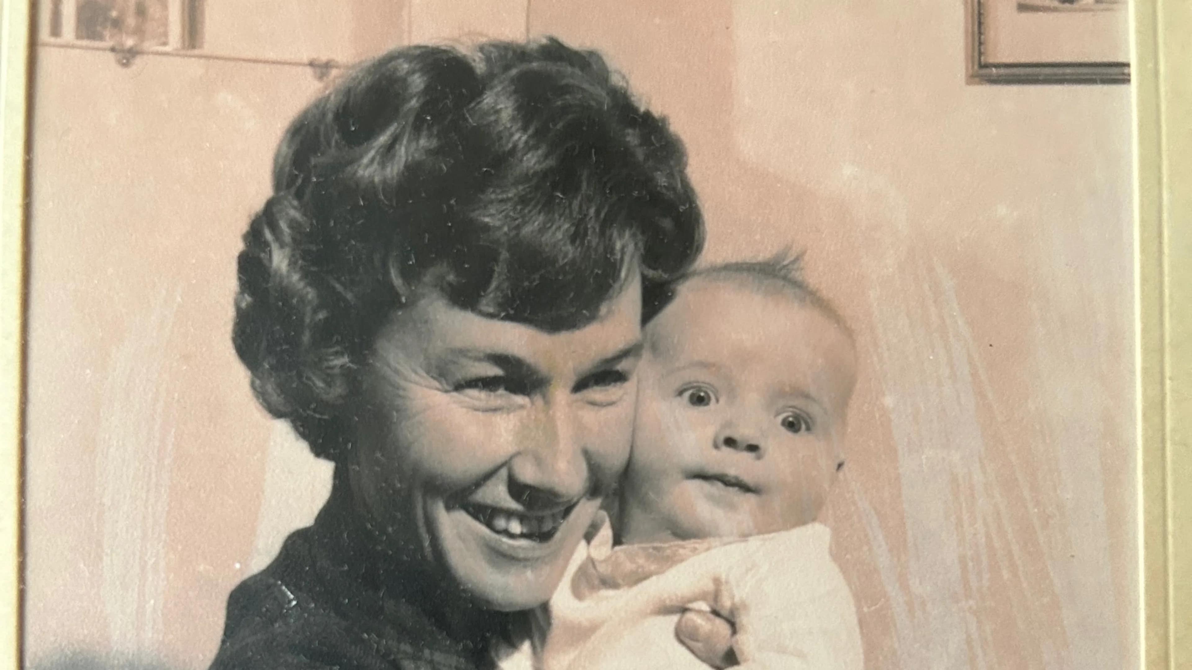 Eva Voss med lille Petter på armen