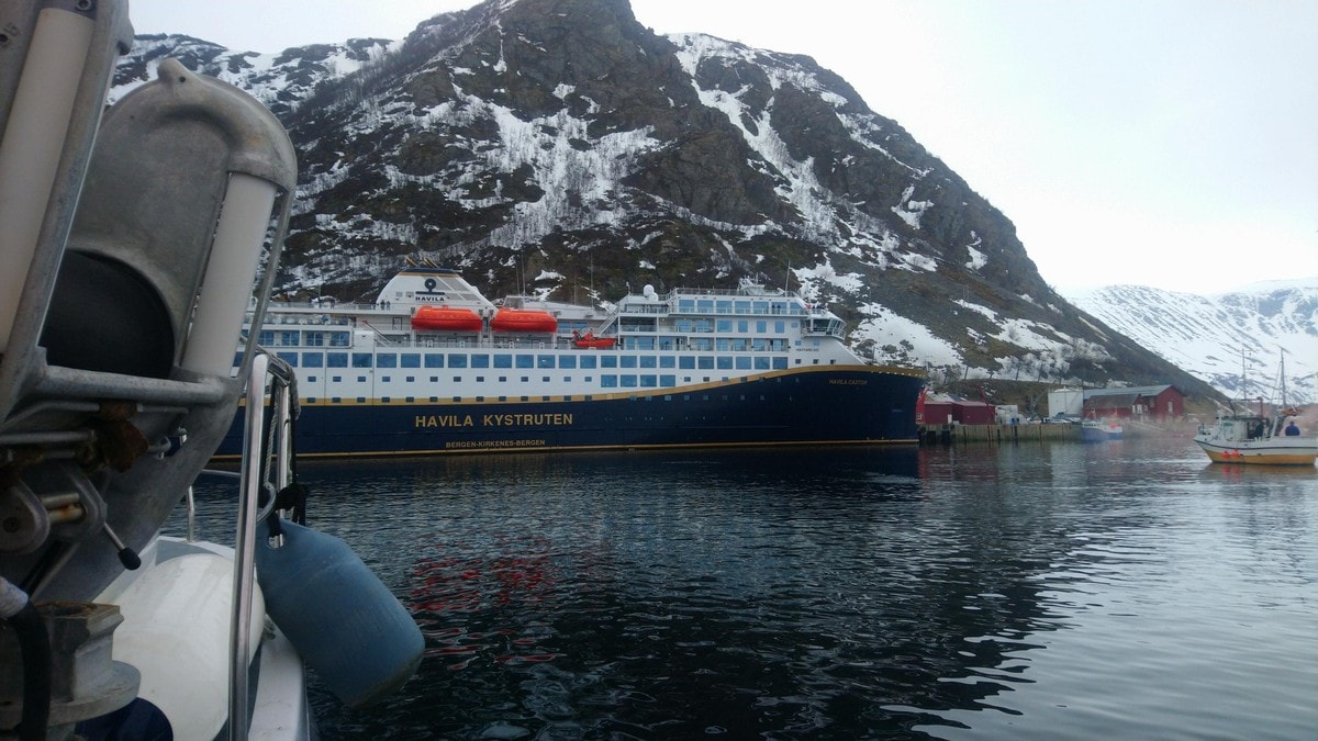 Finnmarksfiskere sperret inne Hurtigruten i Øksfjord