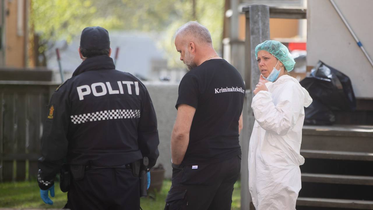 En uniformert politimann og to krimteknikere, en kledd i svart t-skjorte og ei kledd i hvit krimteknikerdrakt, utenfor det som er et drapsåsted på Lademoen i Trondheim.