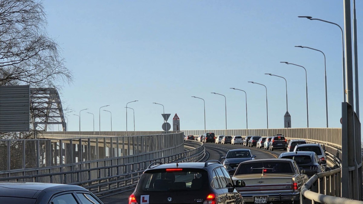 Kollisjon mellom MC og bil på Fredrikstad bru