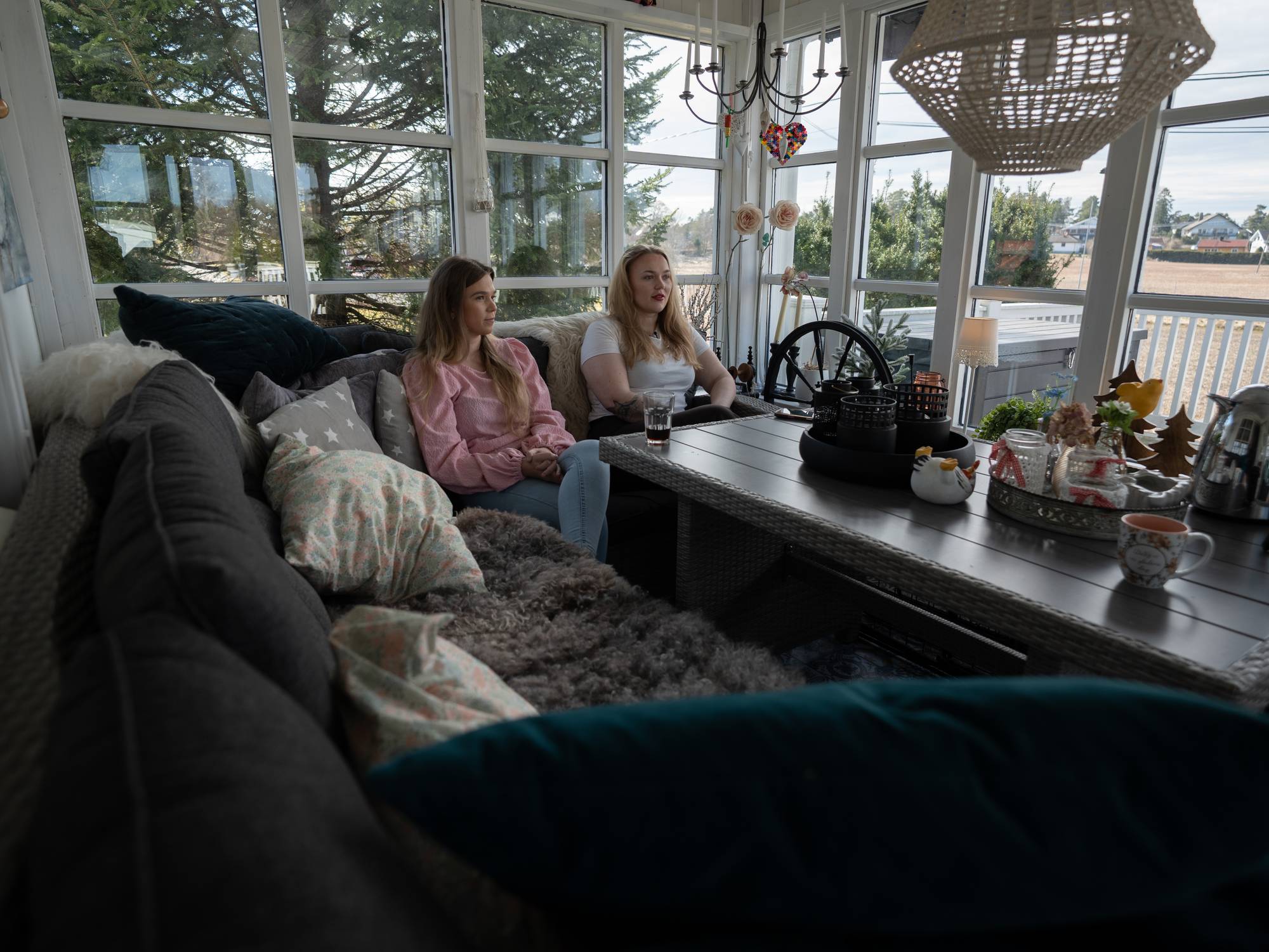 Elise og Sara i sofaen