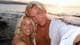 Lea Steen Klæboe og Alex Noddeland Selfie av Lea Steen Klæboe og Alex Noddeland tatt i solnedgang på en strand med havet i bakgrunnen