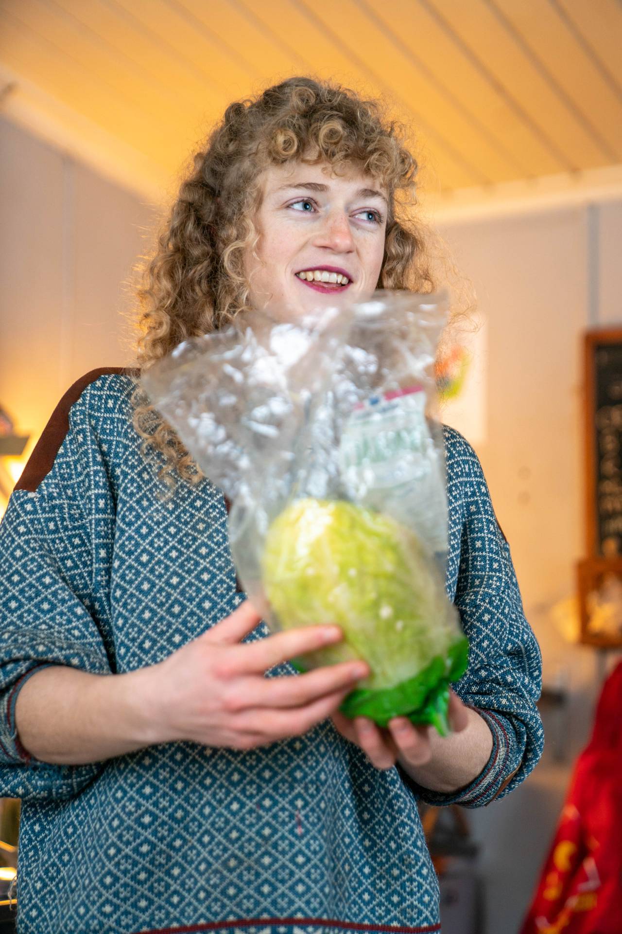 Margit Fausko sorterer og renser mat hun har funnet i søpla utenfor butikker på Ås.
