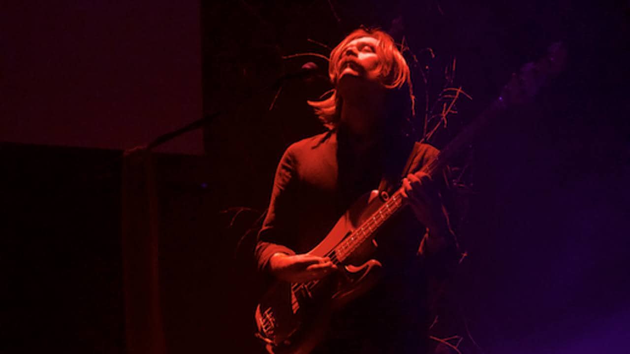 Bassist spiller solo i rødt lys