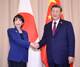 STR / AFP / NTB Japans statsminister Sanae Takaichi og Kinas president Xi Jinping håndhilser på APEC toppmøtet i Gyeongju, oktober 2025.
