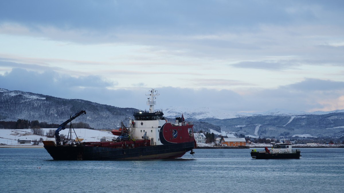 Bergingsaksjon av grunnstøtt skip i Tjeldsund stanses
