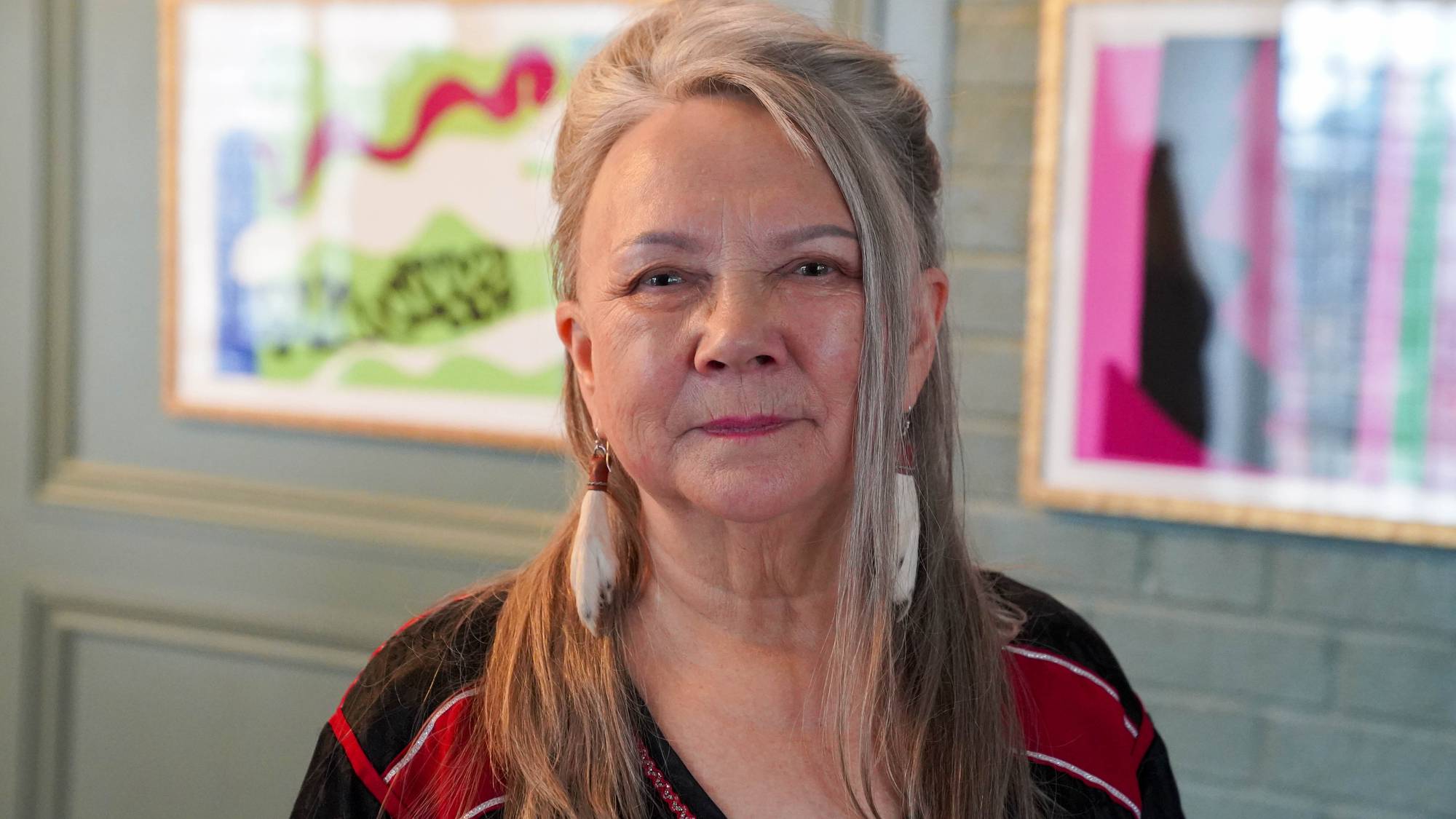 Mari Boine som ser inn i kamera