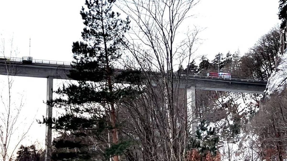 Håper å åpne E39 raskt etter trafikkulykken